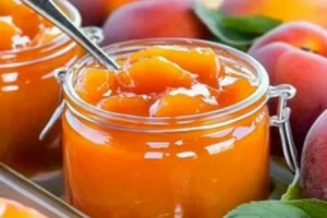 Confiture d’abricots sans sucre préparée avec des abricots mûrs et naturels