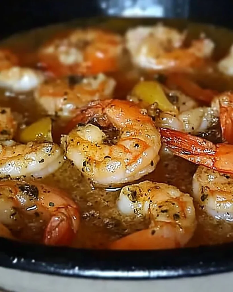 Crevettes au beurre à l'ail servies dans une assiette appétissante.
